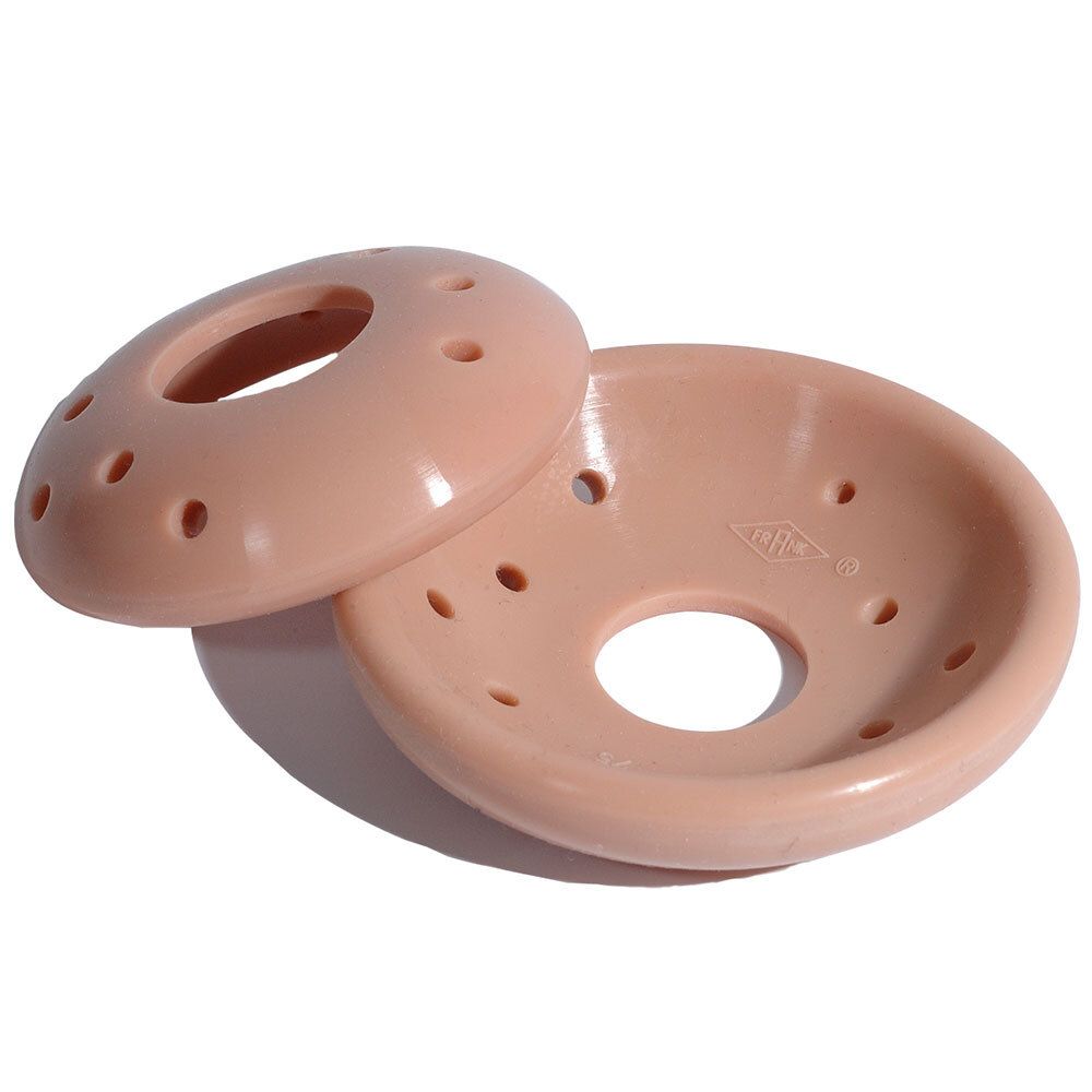Zwei rosafarbene, runde Pessare mit Löchern. Ein Pessar liegt auf dem anderen. Das untere hat ein Loch in der Mitte.