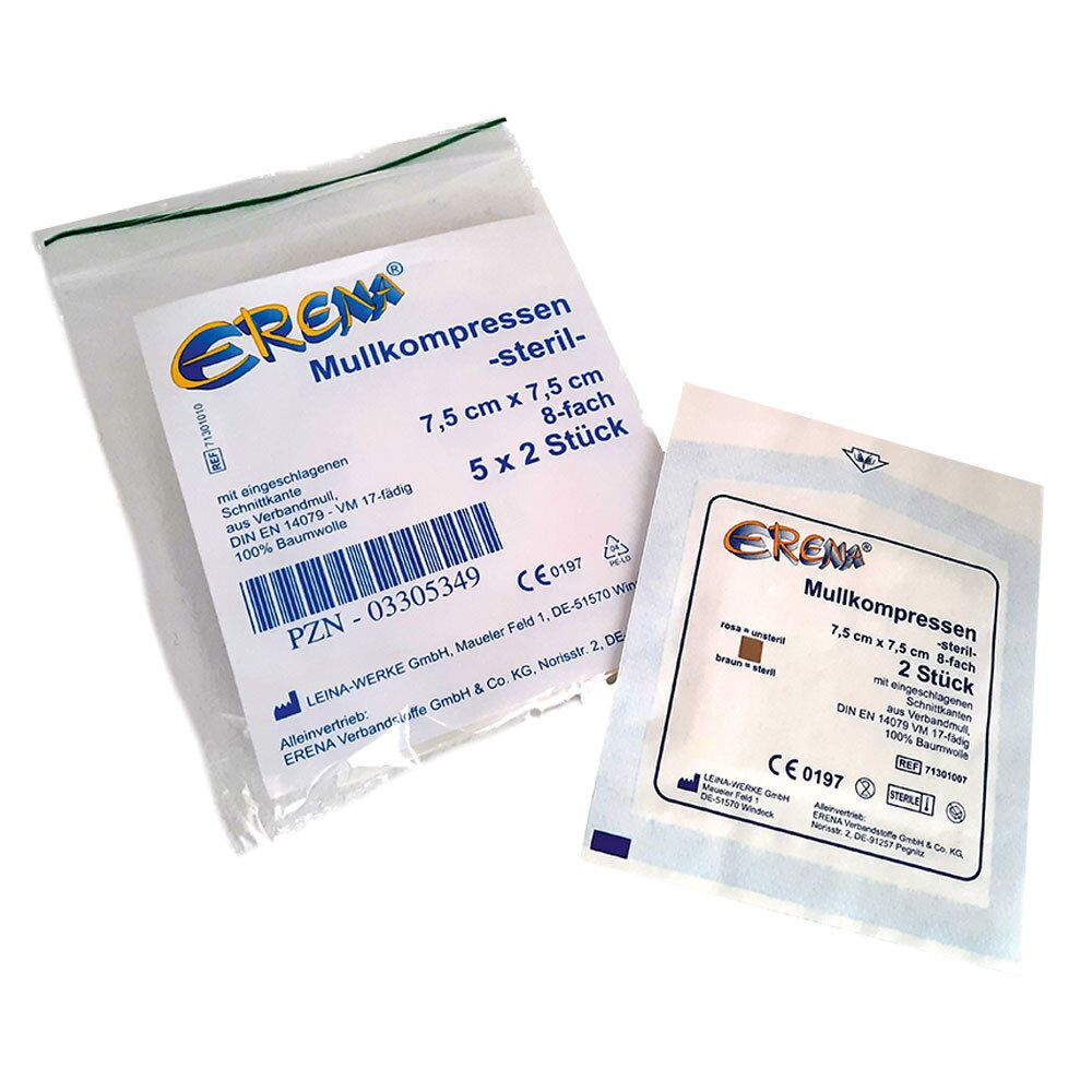 Zwei sterile Mullkompressen-Packungen. Eine in Folie, eine offen. Größe 7,5 x 7,5 cm, 8-fach. Verpackung mit Produktinformationen.