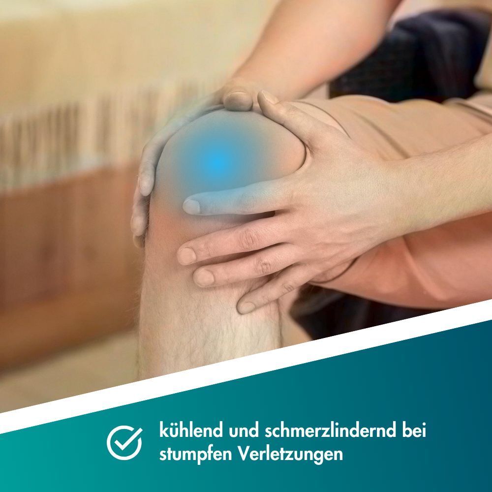 Hand stützt schmerzendes Knie mit blauer Markierung. Text: "kühlend und schmerzlindernd bei stumpfen Verletzungen".