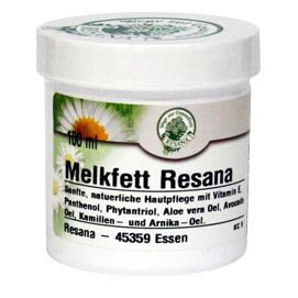 Weißes Tiegel mit Deckel. Aufschrift: Melkfett Resana. Aufkleber mit Kamillenblüten. Text: Sanfte Hautpflege mit Vitamin E.