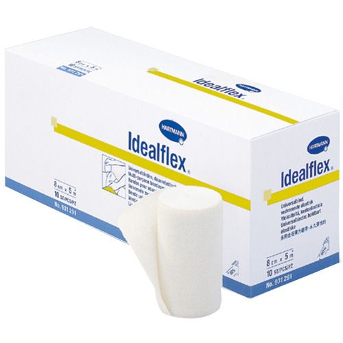 Weiße Universalbinde, teilweise abgerollt, neben Verpackung. Verpackung mit Produktname, gelben Streifen und Größenangabe.