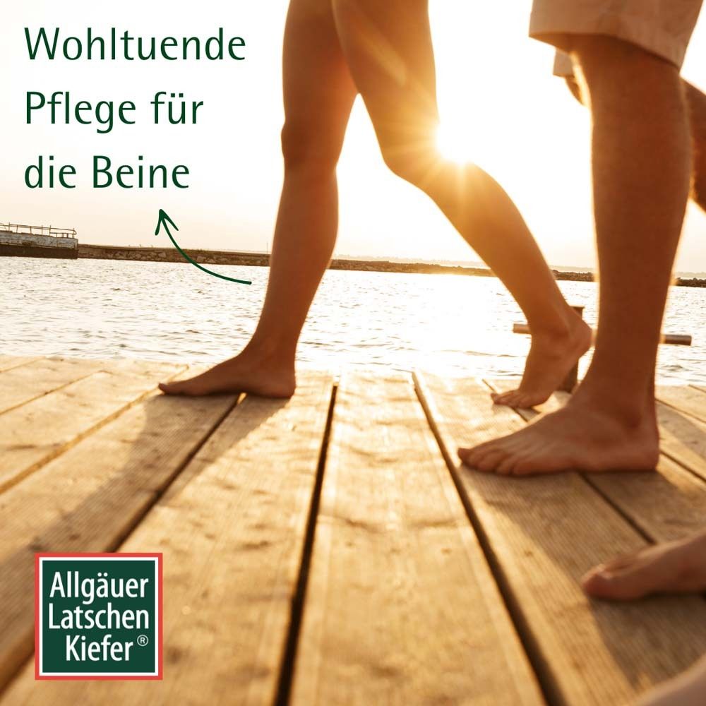 Füße auf Holzsteg. Allgäuer Latschenkiefer Logo. Text: Wohltuende Pflege für die Beine.