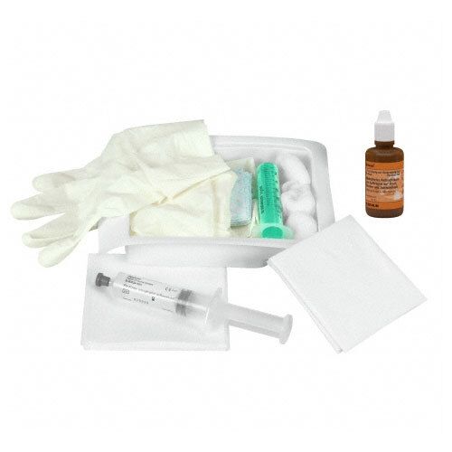 Set zur Katheterisierung. Sterile Handschuhe, Tupfer, Spritze, Behälter mit Flüssigkeit und weitere Komponenten.