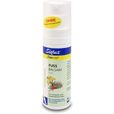 Weiße Flasche mit blau-gelbem Etikett. Aufschrift: Sixtus Sixtumed Fußbalsam Plus. Ohne Konservierungsstoffe. Für trockene und empfindliche Haut.