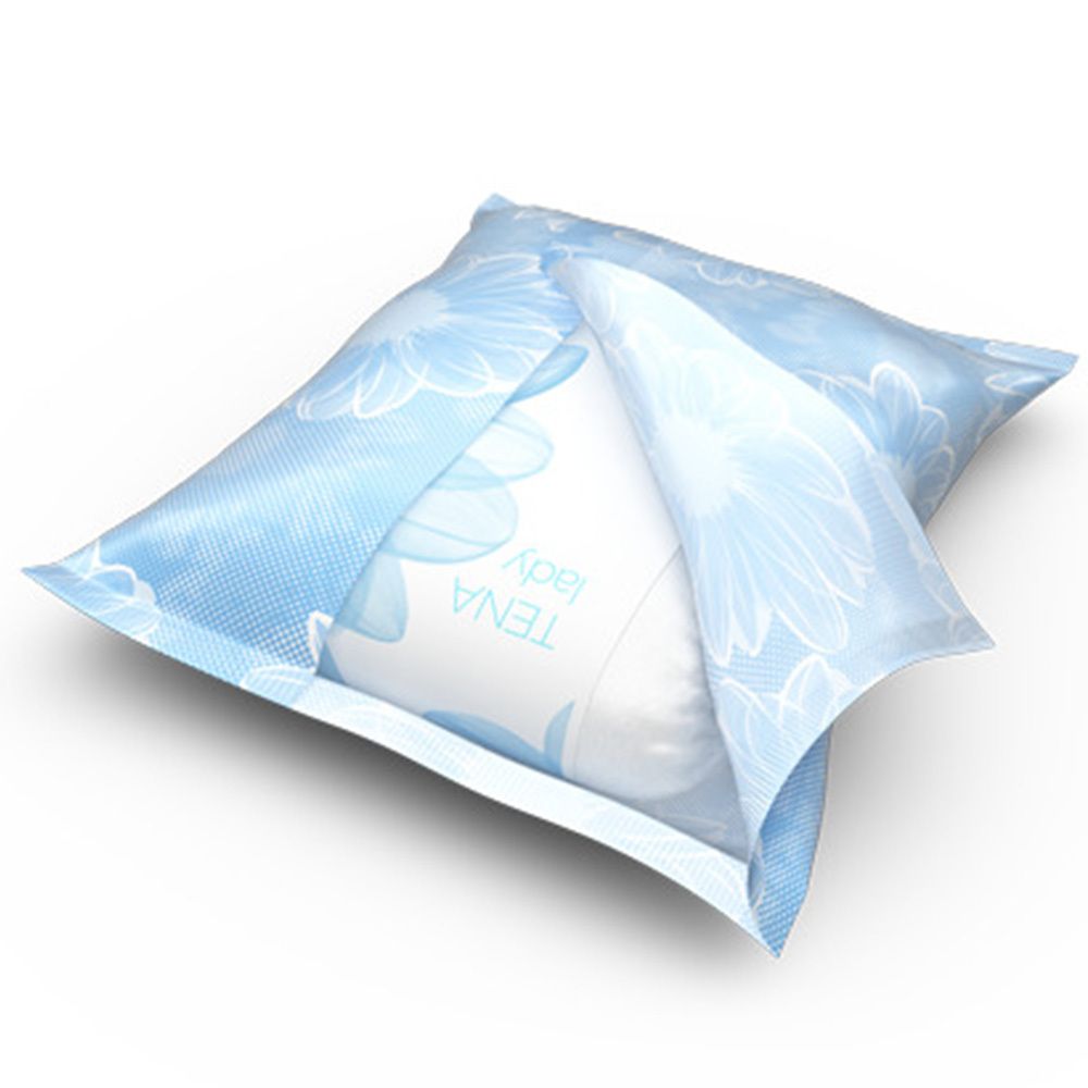 Geöffnete Einzelverpackung eines Inkontinenzprodukts. Das Produkt ist teilweise sichtbar. Hellblaue Verpackung mit floralem Muster.