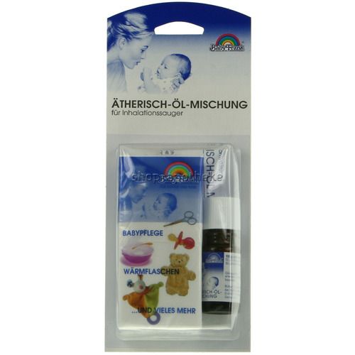 Verpackung mit Baby-Pflegeprodukten. Enthält eine Flasche mit Flüssigkeit und eine Broschüre. Aufdruck: Ätherisch-Öl-Mischung.