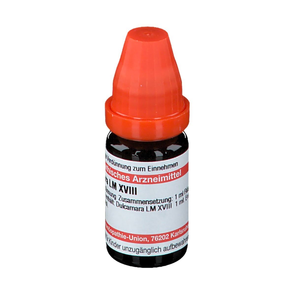 Braune Glasflasche mit rotem Verschluss. Beschriftung: Dulcamara LM XVIII, Homöopathisches Arzneimittel.