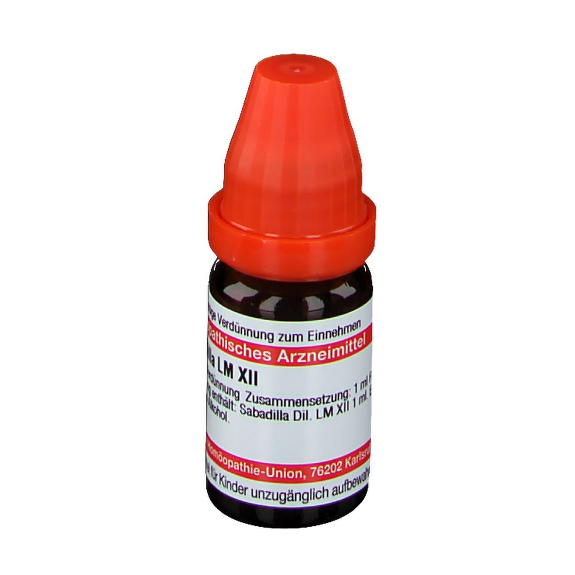 Braune Glasflasche mit rotem Verschluss. Beschriftung: Sabadilla LM XII, 1 ml Flüssige Verdünnung, 19 Vol.-% Alkohol.