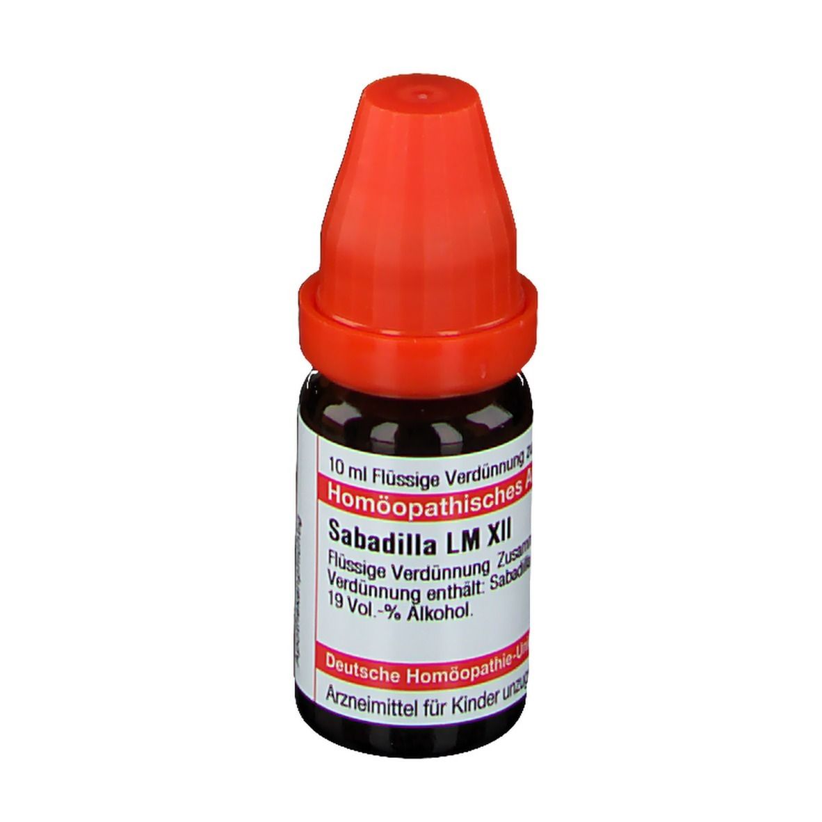 Braune Glasflasche mit rotem Verschluss. Beschriftung: Sabadilla LM XII, 10 ml Flüssige Verdünnung, 19 Vol.-% Alkohol.