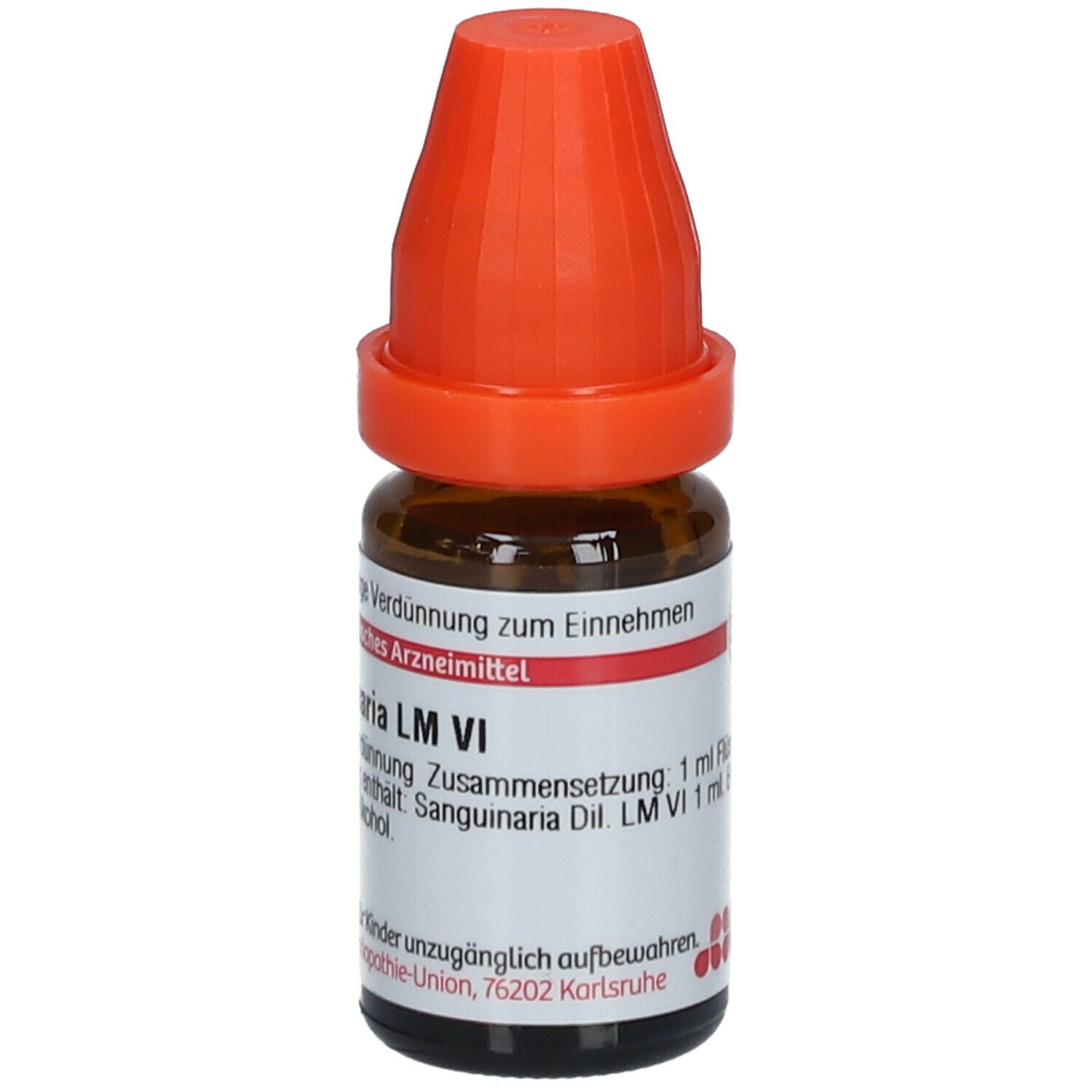 Braune Glasflasche mit orangefarbenem Verschluss. Beschriftung: Sanguinaria LM VI, flüssige Verdünnung, zum Einnehmen.