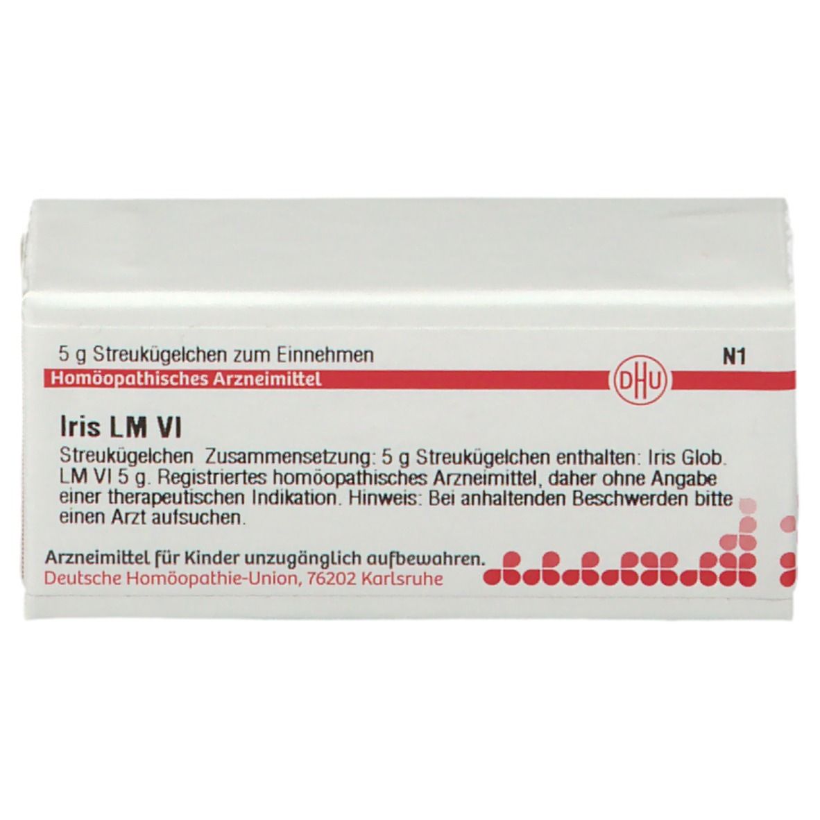 Weiße Schachtel mit roter Schrift und Logo. Enthält Streukügelchen. Aufschrift: Iris LM VI, DHU Logo.