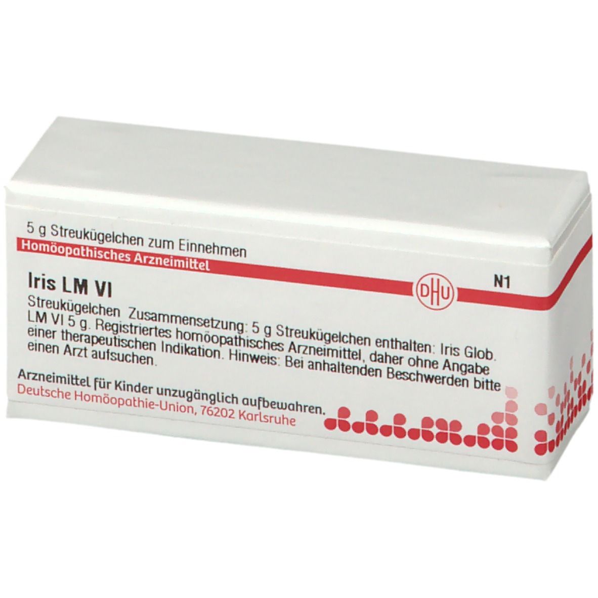 Weiße Schachtel mit roter Schrift und Logo. Enthält Streukügelchen. Aufschrift: Iris LM VI, DHU Logo.