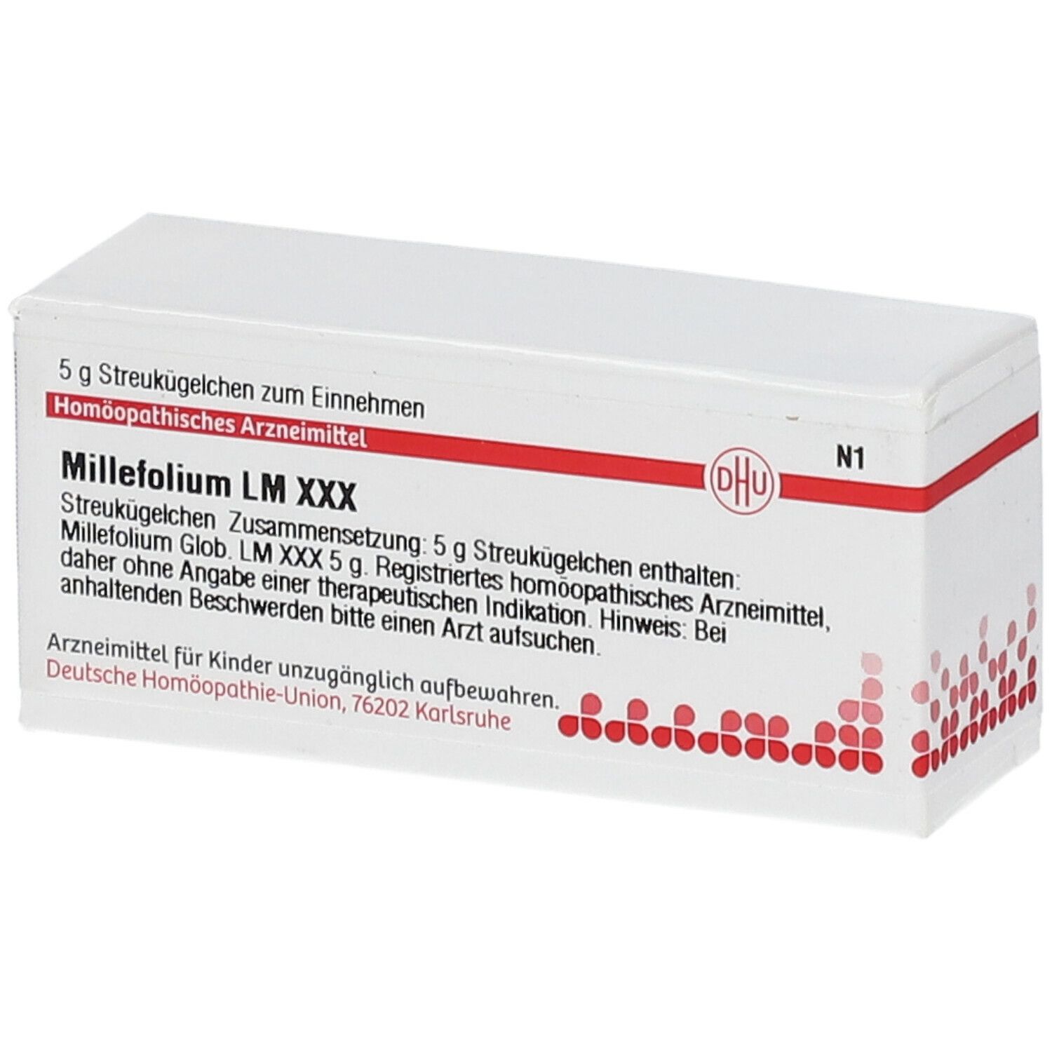 Weiße Schachtel mit roter Beschriftung. Enthält Streukügelchen. Aufschrift: Millefolium LM XXX, DHU Logo. N1.