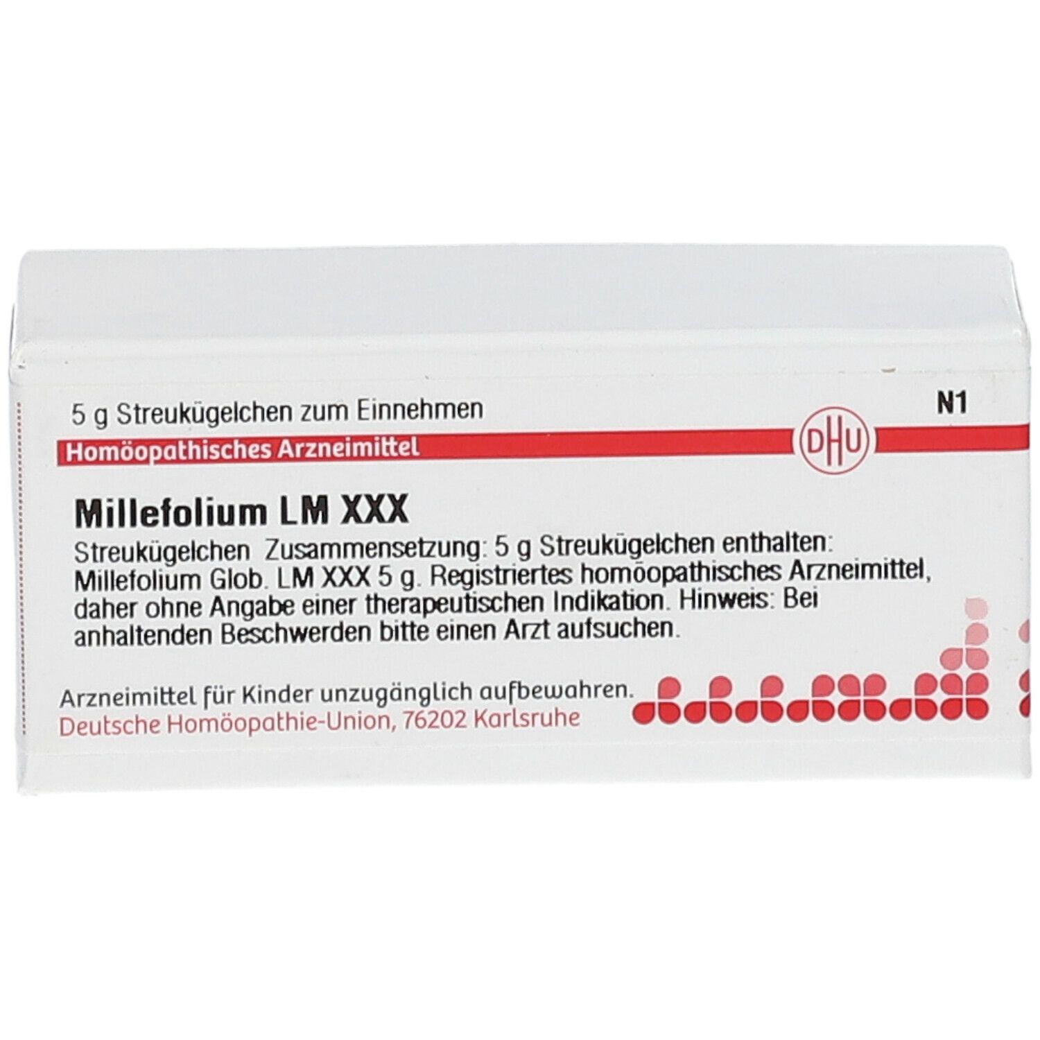 Weiße Schachtel mit roter Beschriftung. Enthält Streukügelchen. Aufschrift: Millefolium LM XXX, DHU Logo. N1.