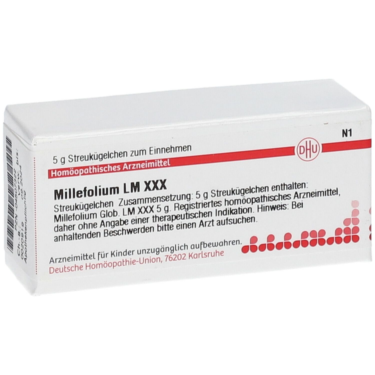 Weiße Schachtel mit roter Beschriftung. Enthält Streukügelchen. Aufschrift: Millefolium LM XXX, DHU Logo. N1.