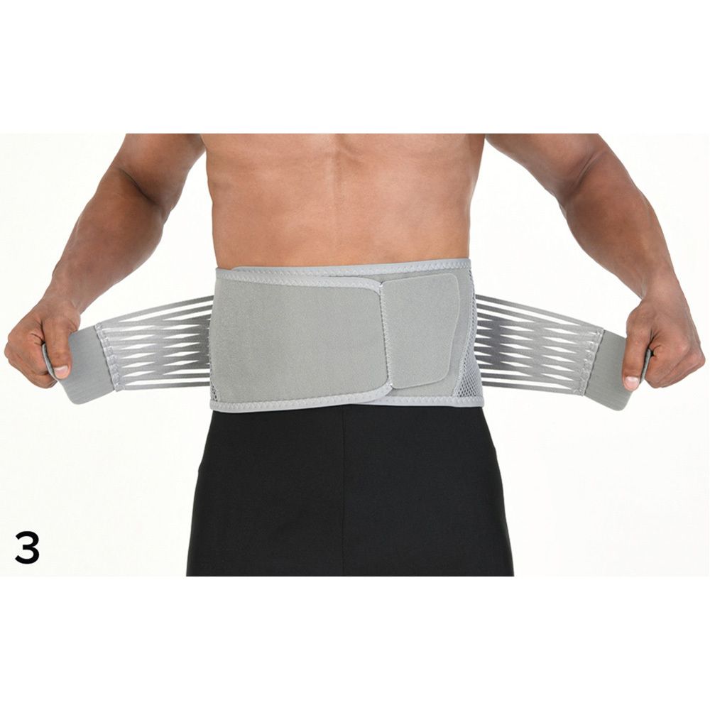 Person mit Rückenbandage. Verstellbare Gurte. Graues Material. Schwarze Hose. Vorderansicht. Nummer 3.