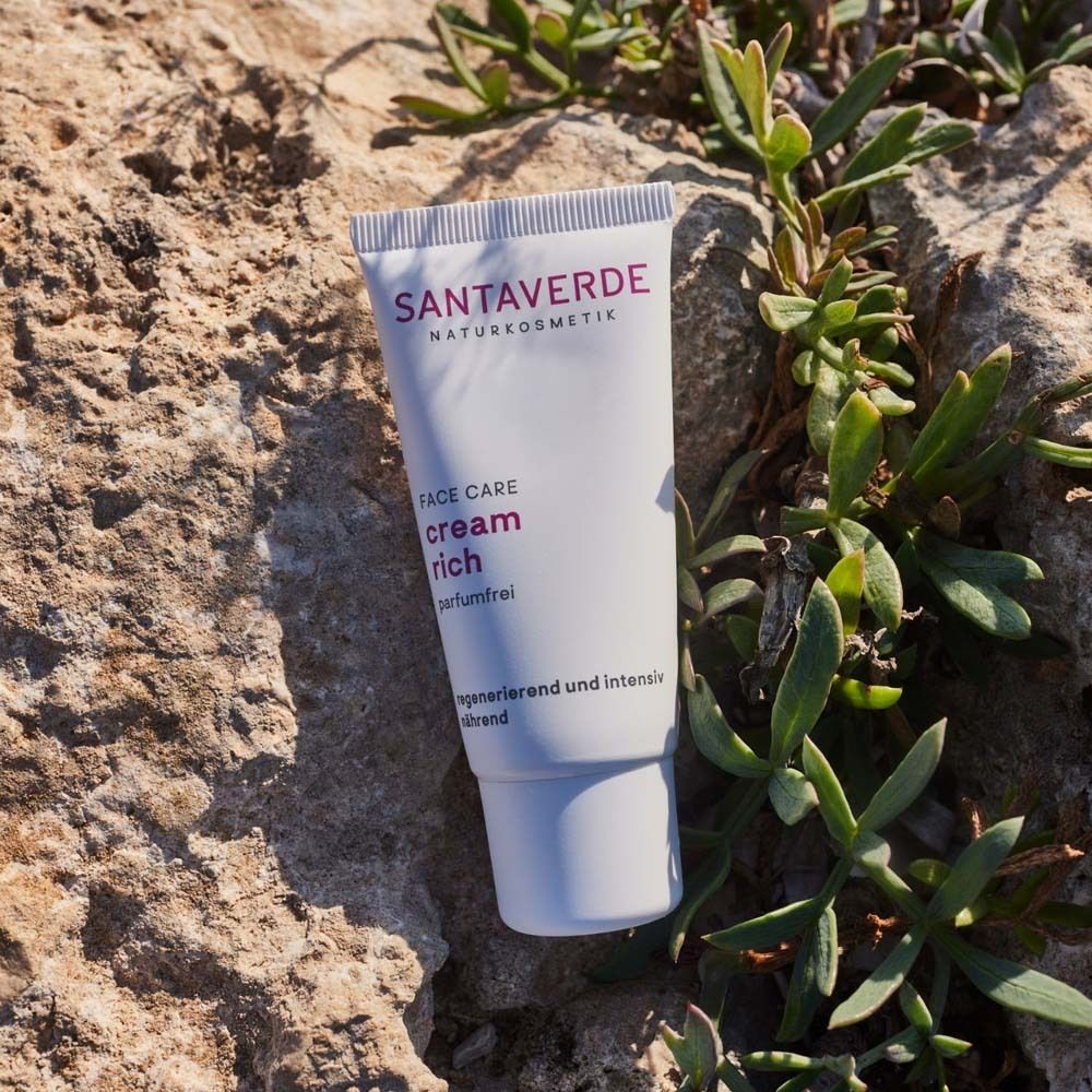 Weiße Tube mit SANTAVERDE-Logo auf Stein. Aufschrift: "cream rich ohne Duft".