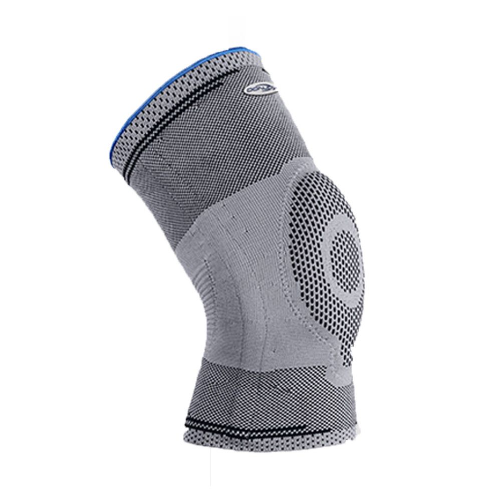 Kniebandage aus grauem Stoff mit blauer Einfassung. Schwarze Details und Perforationen. Perspektivische Ansicht.