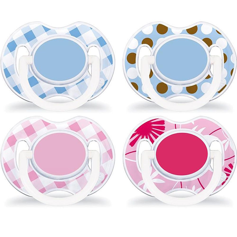 Vier Schnuller mit unterschiedlichen Mustern: blaues Karomuster, braune Punkte, rosa Karomuster und rosa Blumenmuster.