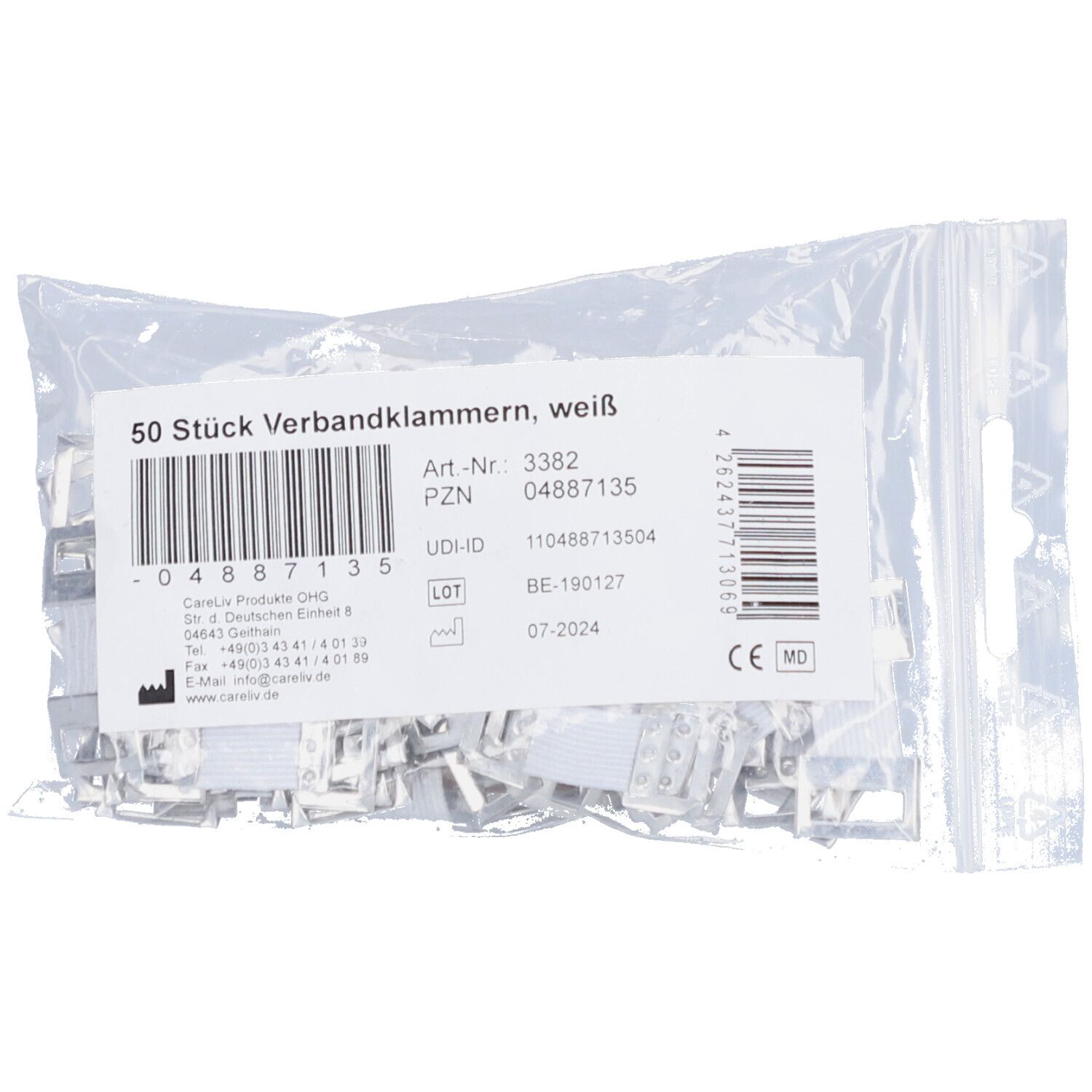 Verbandklammern in Plastikbeutel mit Etikett. 50 Stück, weiß. Barcode, Artikelnummer, PZN, UDI-ID, Chargennummer und Haltbarkeitsdatum.