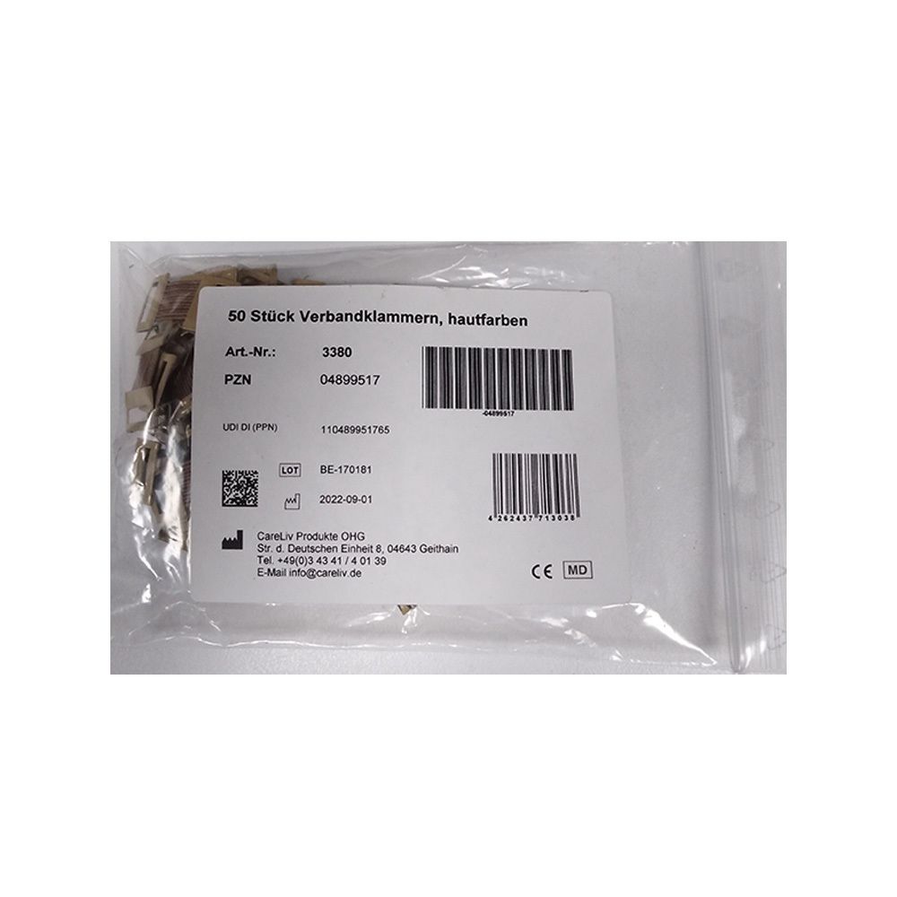 Verbandklammern, hautfarben, in Folienverpackung. 50 Stück. Etikett mit Artikelnummer, PZN, Chargennummer, Barcode und CE-Kennzeichnung.