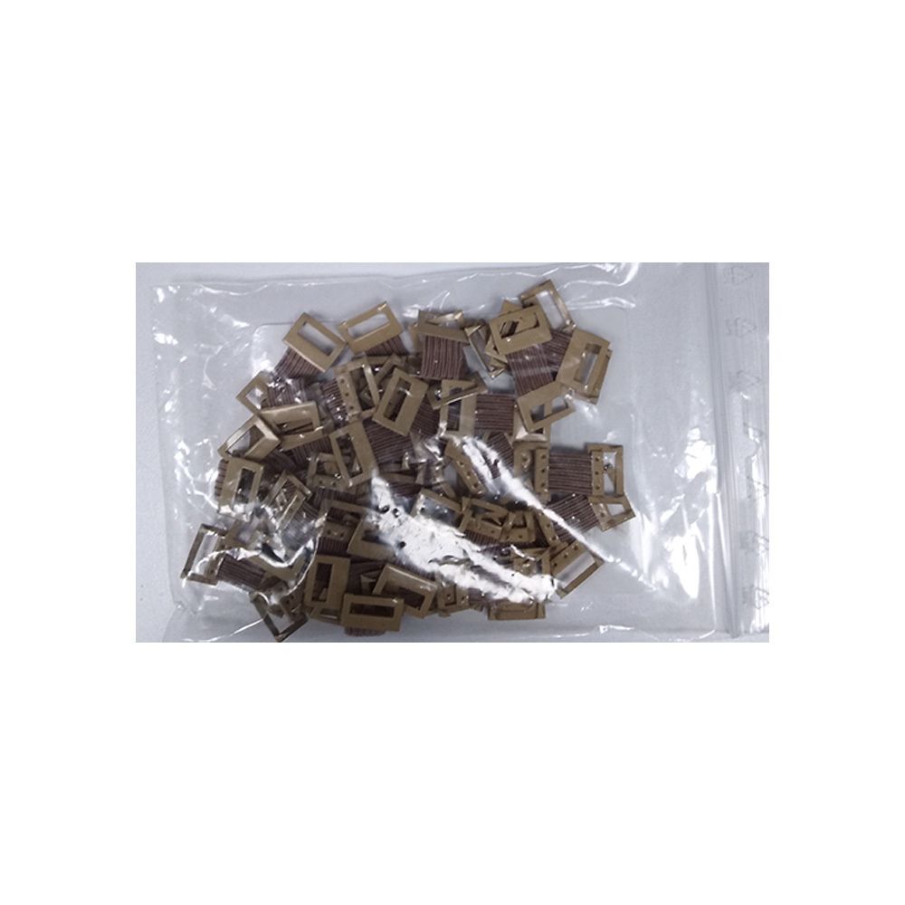 Hautfarbene Verbandklammern in einer transparenten Plastiktüte. Viele kleine, rechteckige Klammern mit Gummiband.