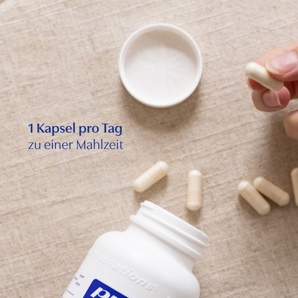Weiße Kapseln neben geöffneter Flasche. Text: 1 Kapsel pro Tag zu einer Mahlzeit.