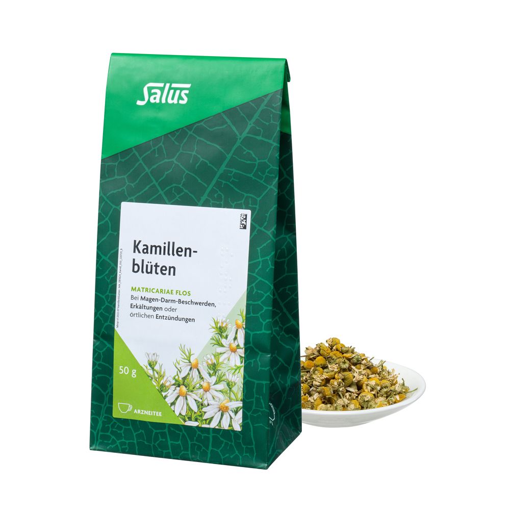 Grüne Verpackung mit Salus-Logo und Kamillenblüten-Abbildung. Daneben Kamillenblüten auf einem Teller.