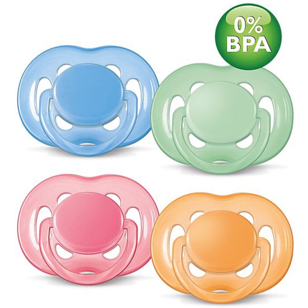 Vier Schnuller in Blau, Grün, Rosa und Orange. Mit rundem Sauger und Schild mit Löchern. BPA-frei.