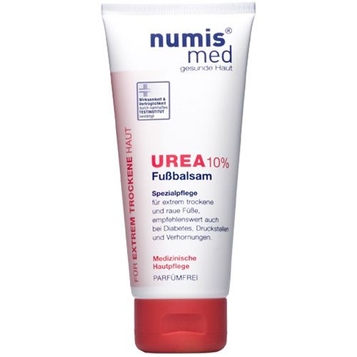 Weiße Tube mit rotem Verschluss. Aufschrift: numis med, UREA 10% Fußbalsam. Für extrem trockene Haut.