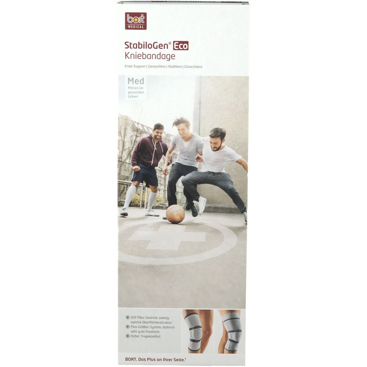 Bort StabiloGen Eco Kniebandage in Verpackung. Vorderseite mit Produktabbildung und Text. Männer spielen Fußball im Hintergrund.