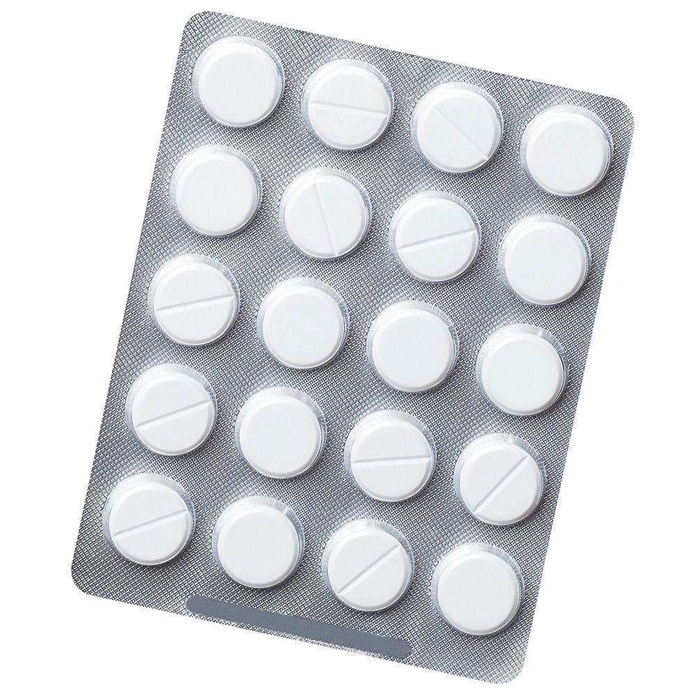 Blisterpackung mit Tabletten. Tabletten rund, weiß, mit Bruchkerbe. Hintergrund grau.