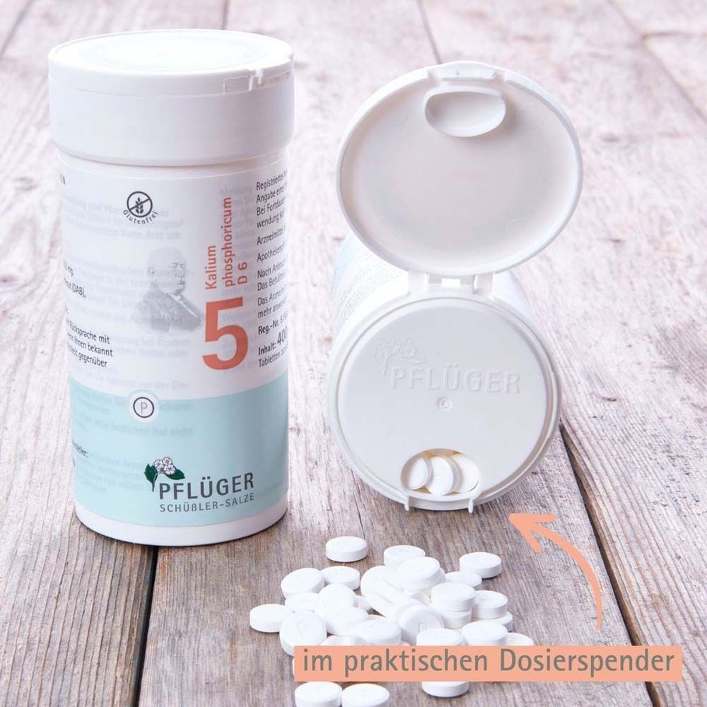 Geöffnete Dose mit Tabletten. Aufschrift: Kalium phosphoricum D6, 5. Tabletten im Dosierspender.