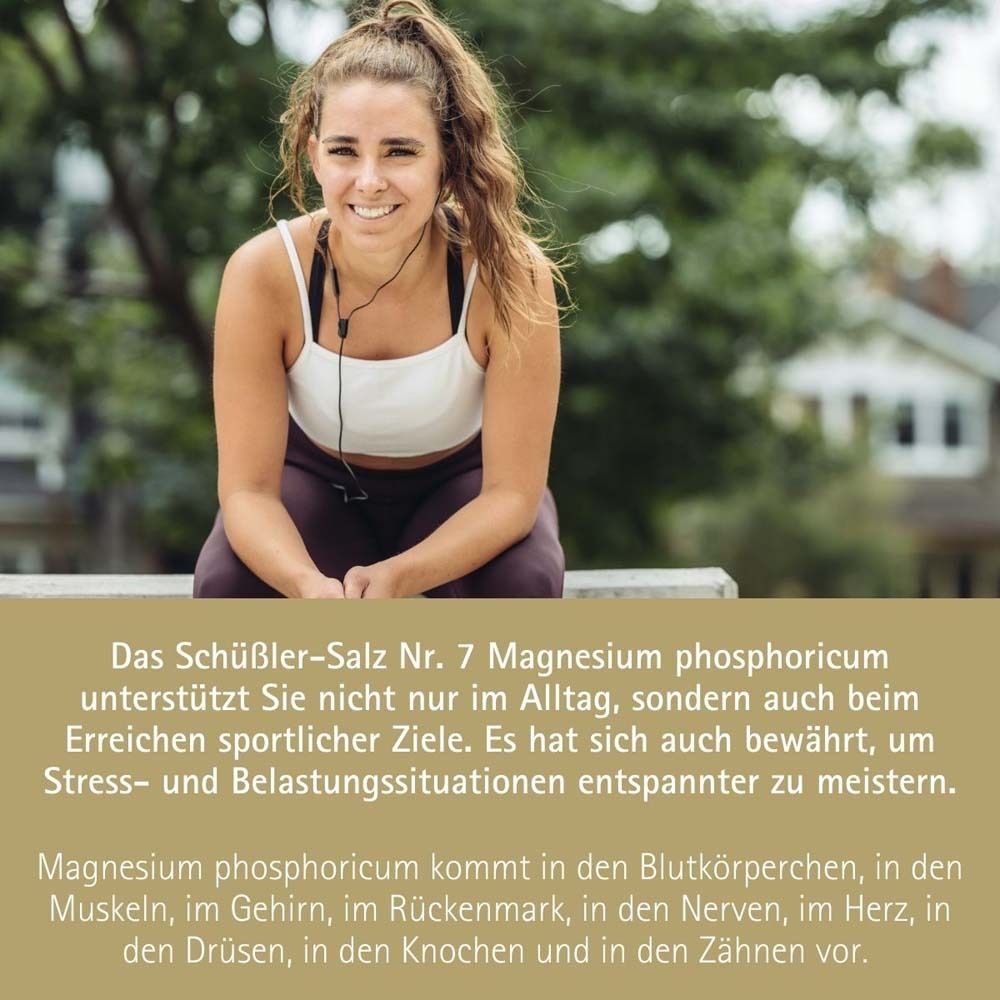 Frau sitzt auf Bank. Text: Schüßler-Salz Nr. 7 Magnesium phosphoricum. Entspannt bei Stress- und Belastungssituationen.