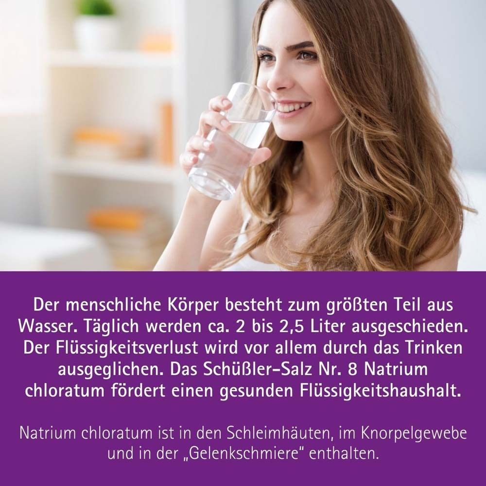 Frau trinkt Wasser. Text: Der menschliche Körper besteht zum größten Teil aus Wasser. Schüßler-Salz Nr. 8 fördert gesunden Haushalt.