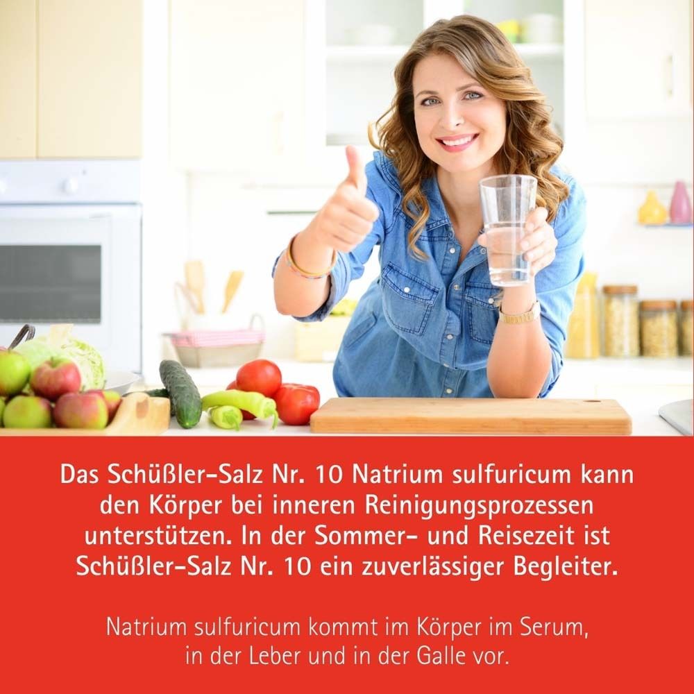 Frau mit Glas Wasser. Text: Schüßler-Salz Nr. 10 kann innere Reinigungsprozesse unterstützen. Begleiter im Sommer.