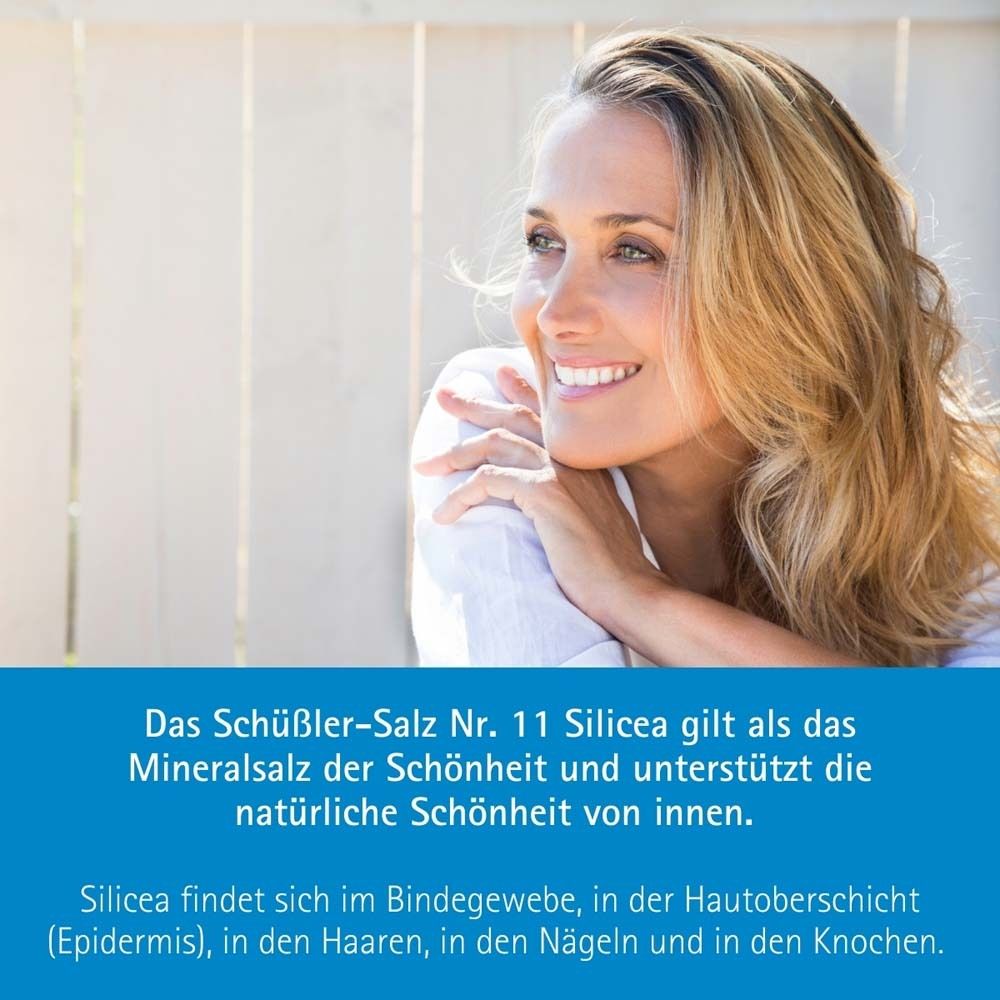 Frau lächelt. Text: Schüssler-Salz Nr. 11 Silicea unterstützt die natürliche Schönheit. Silicea im Bindegewebe.