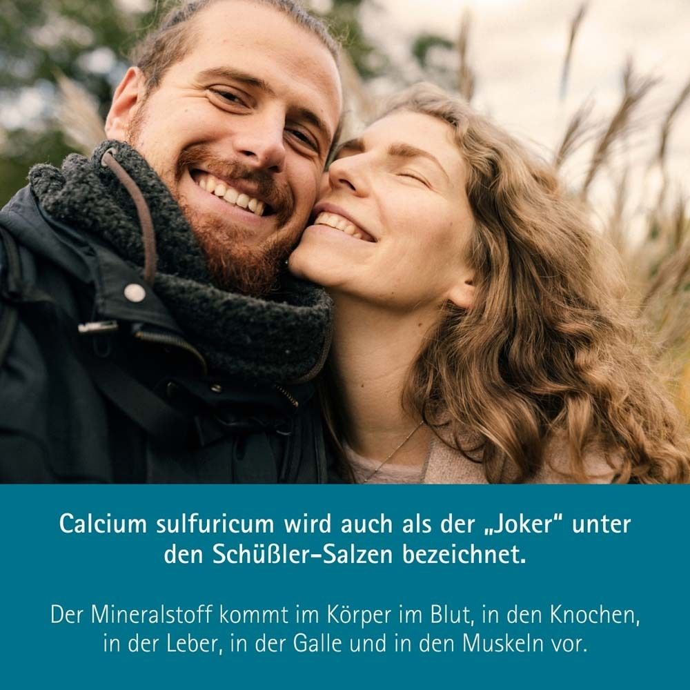 Ein lächelndes Paar. Text: Calcium sulfuricum wird auch als „Joker“ unter den Schüßler-Salzen bezeichnet.