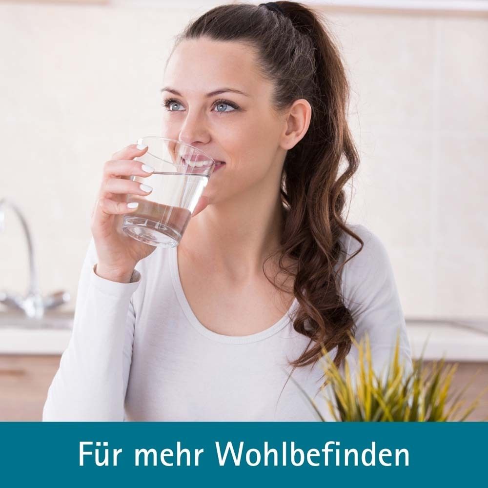 Eine Frau trinkt Wasser aus einem Glas. Text: Für mehr Wohlbefinden.