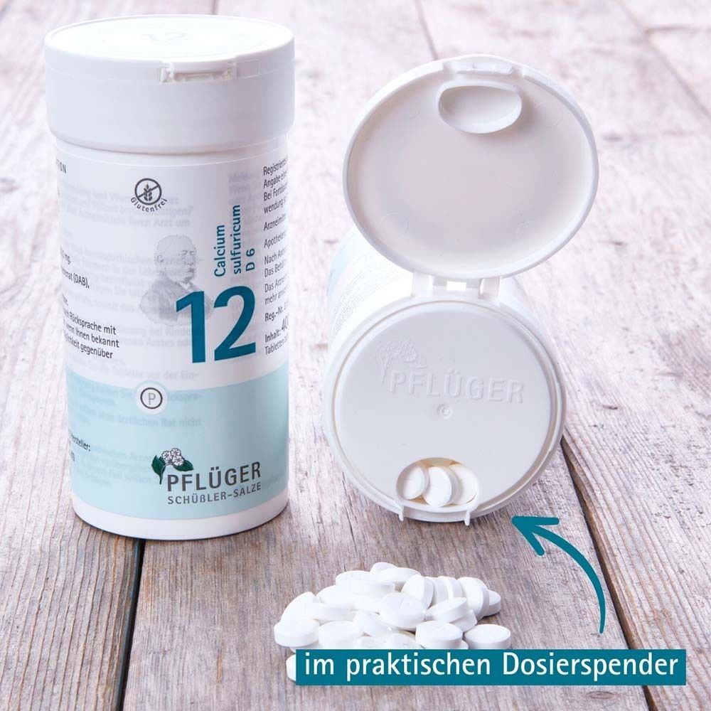 Zwei Tablettenbehälter. Aufschrift: Calcium sulfuricum D6 Nr. 12. Tabletten im praktischen Dosierspender.