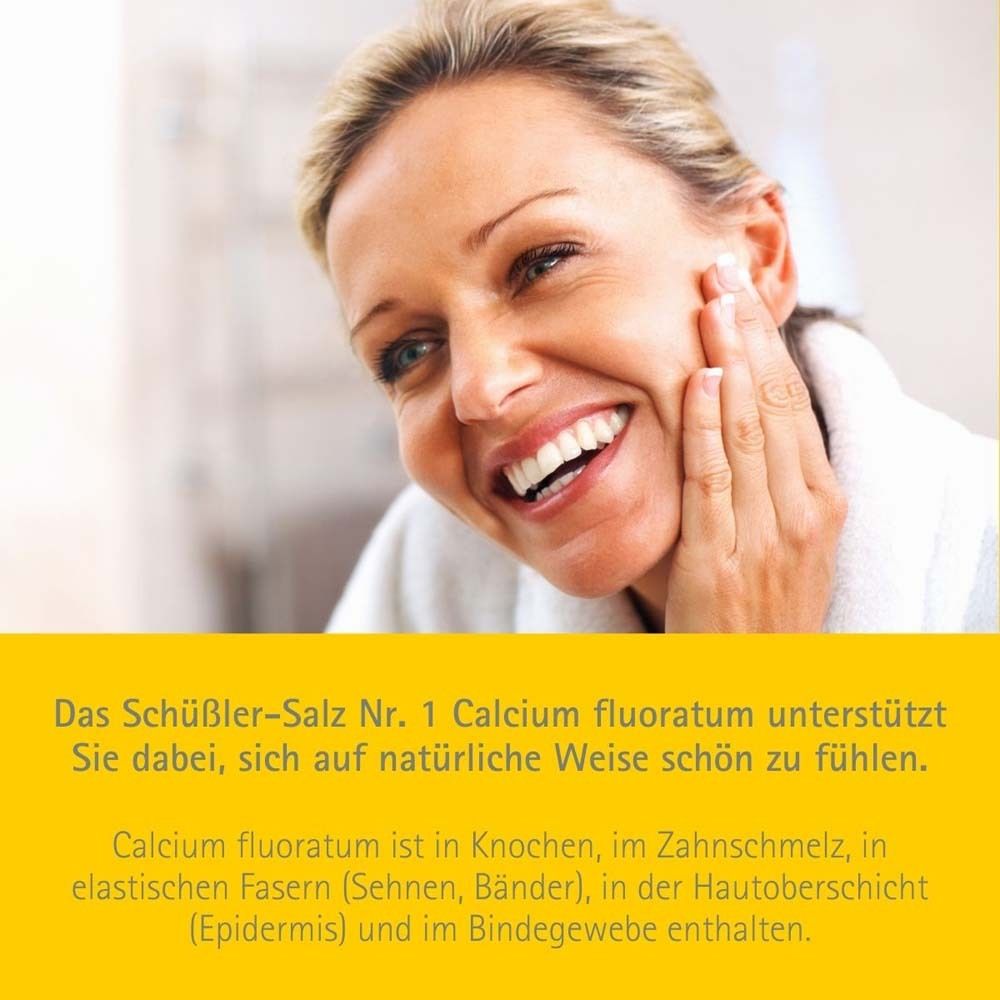 Frau lächelt. Gelber Hintergrund mit Text: Schüßler-Salz Nr. 1 Calcium fluoratum unterstützt Sie dabei, sich schön zu fühlen.