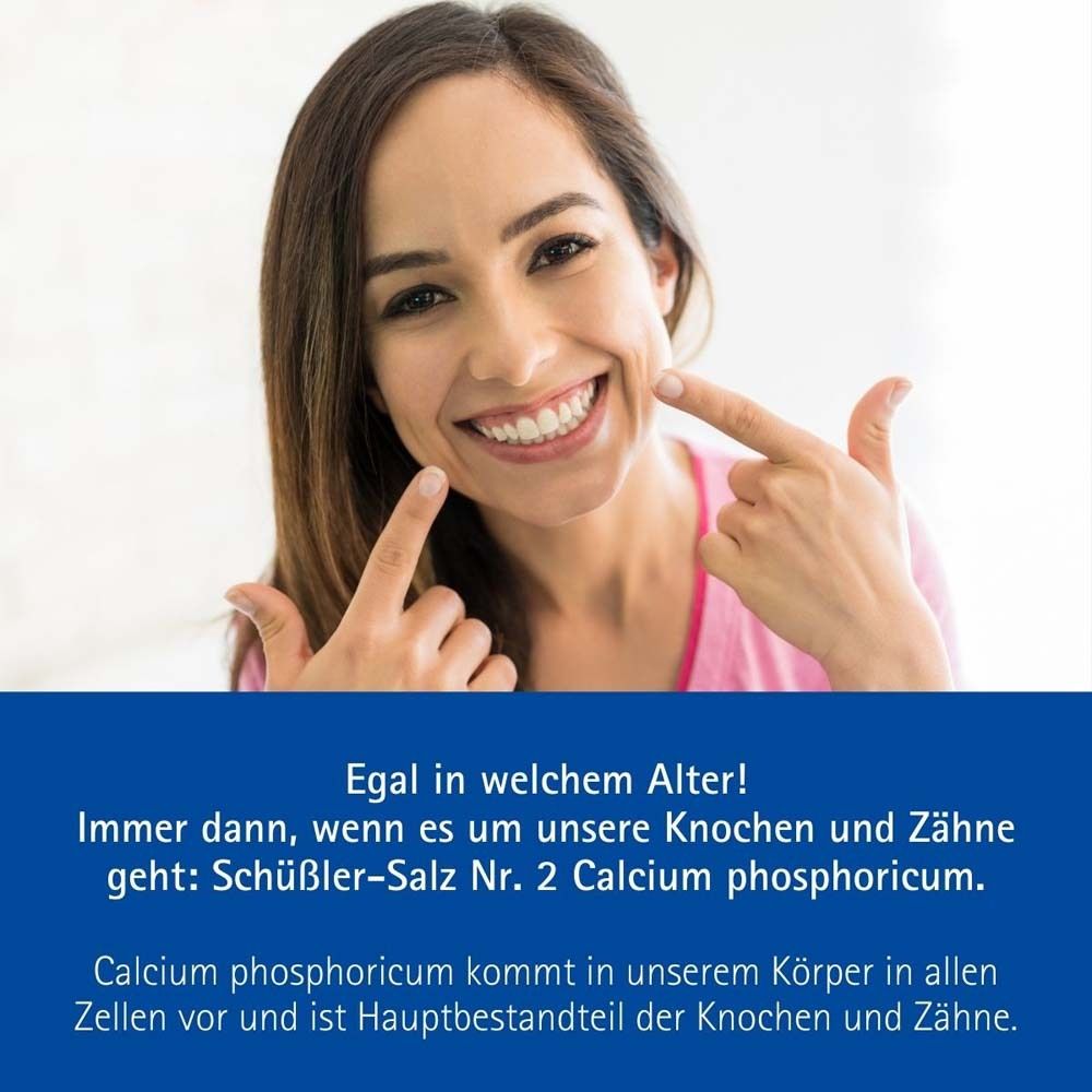 Frau lächelt und zeigt auf Zähne. Text: Schüßler-Salz Nr. 2 Calcium phosphoricum. Text: Calcium phosphoricum ist Hauptbestandteil der Knochen und Zähne.