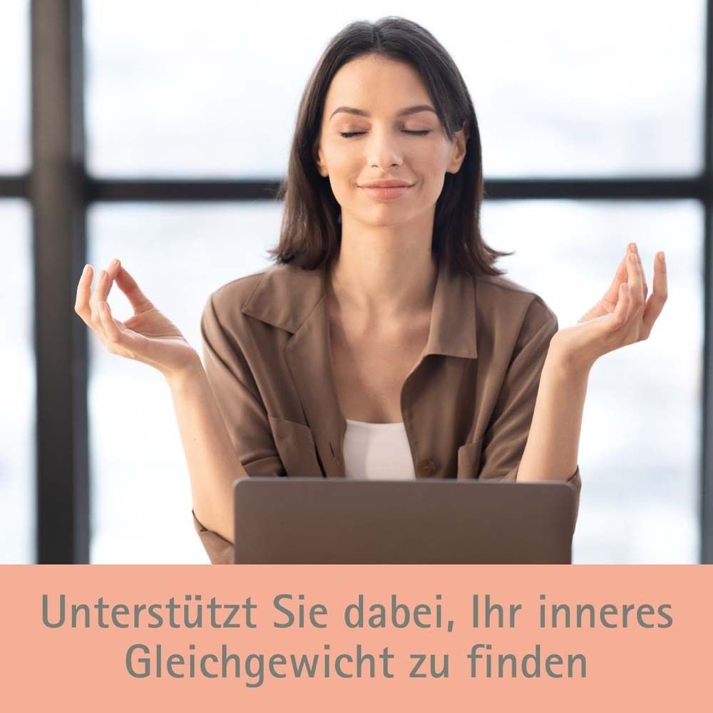 Eine Frau sitzt mit geschlossenen Augen und Laptop. Text: Unterstützt Sie dabei, Ihr inneres Gleichgewicht zu finden.