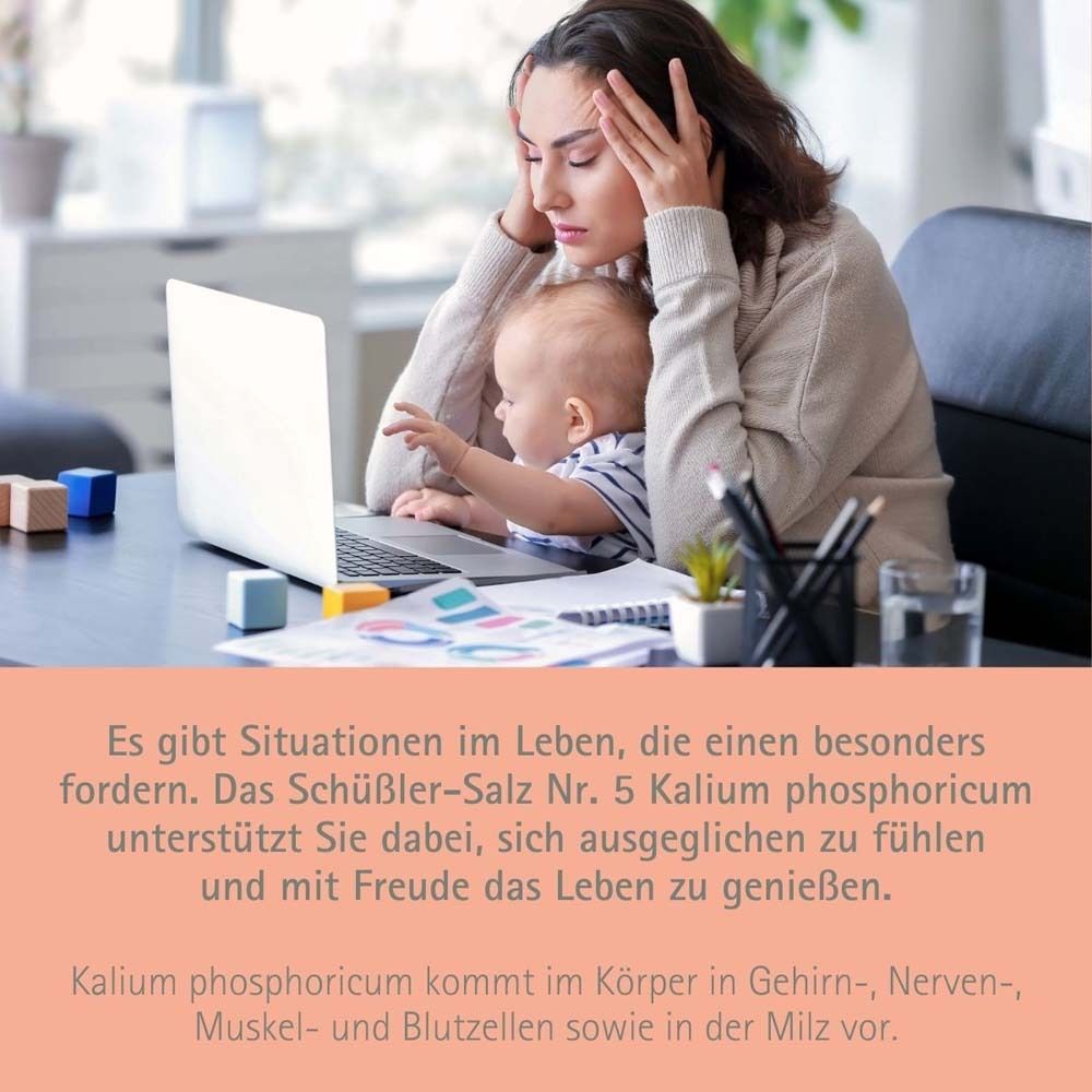 Frau mit Baby am Laptop. Text: "Schüßler-Salz Nr. 5 Kalium phosphoricum unterstützt Sie dabei, sich ausgeglichen zu fühlen".