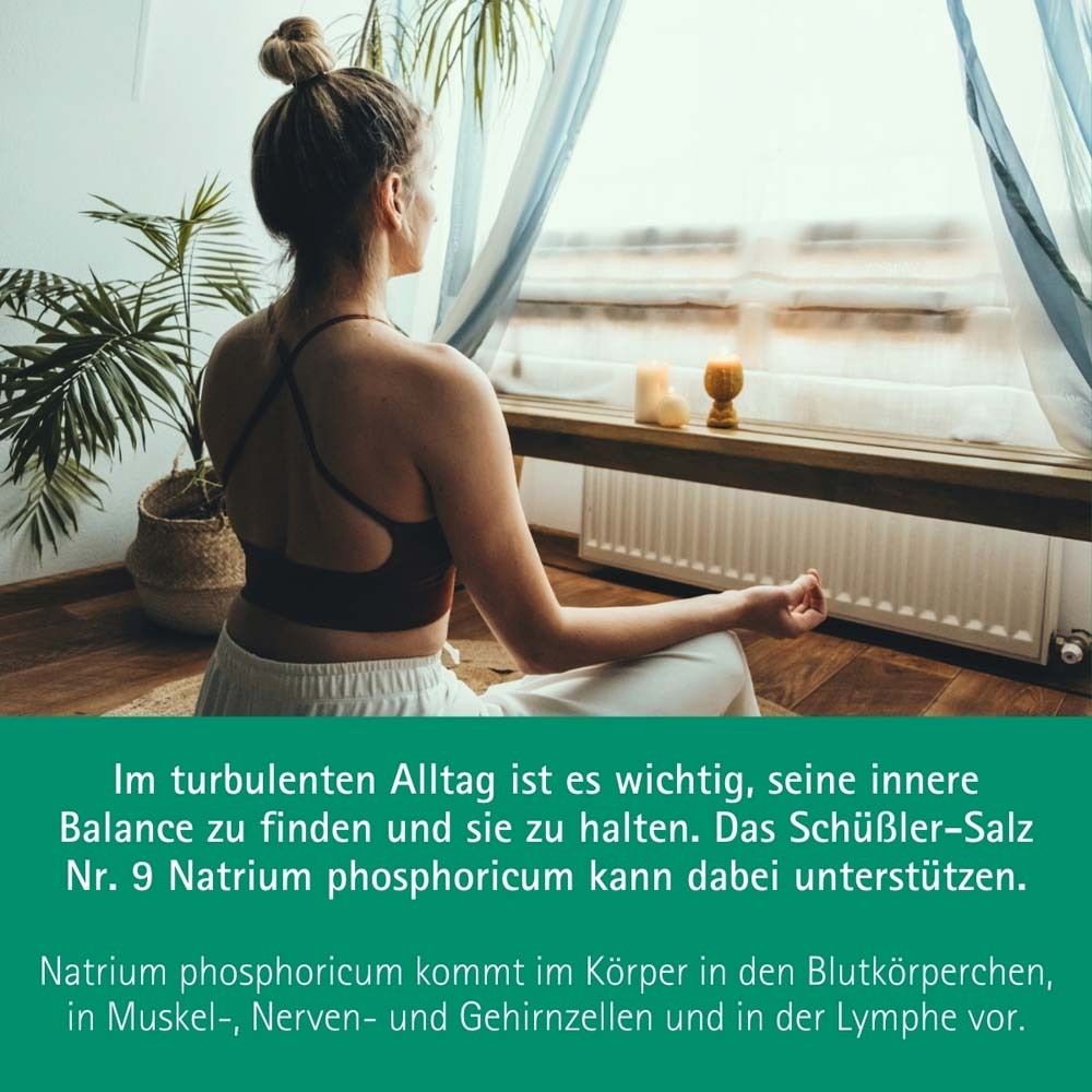 Frau sitzt in Yoga-Pose. Text: Natrium phosphoricum kann unterstützen.