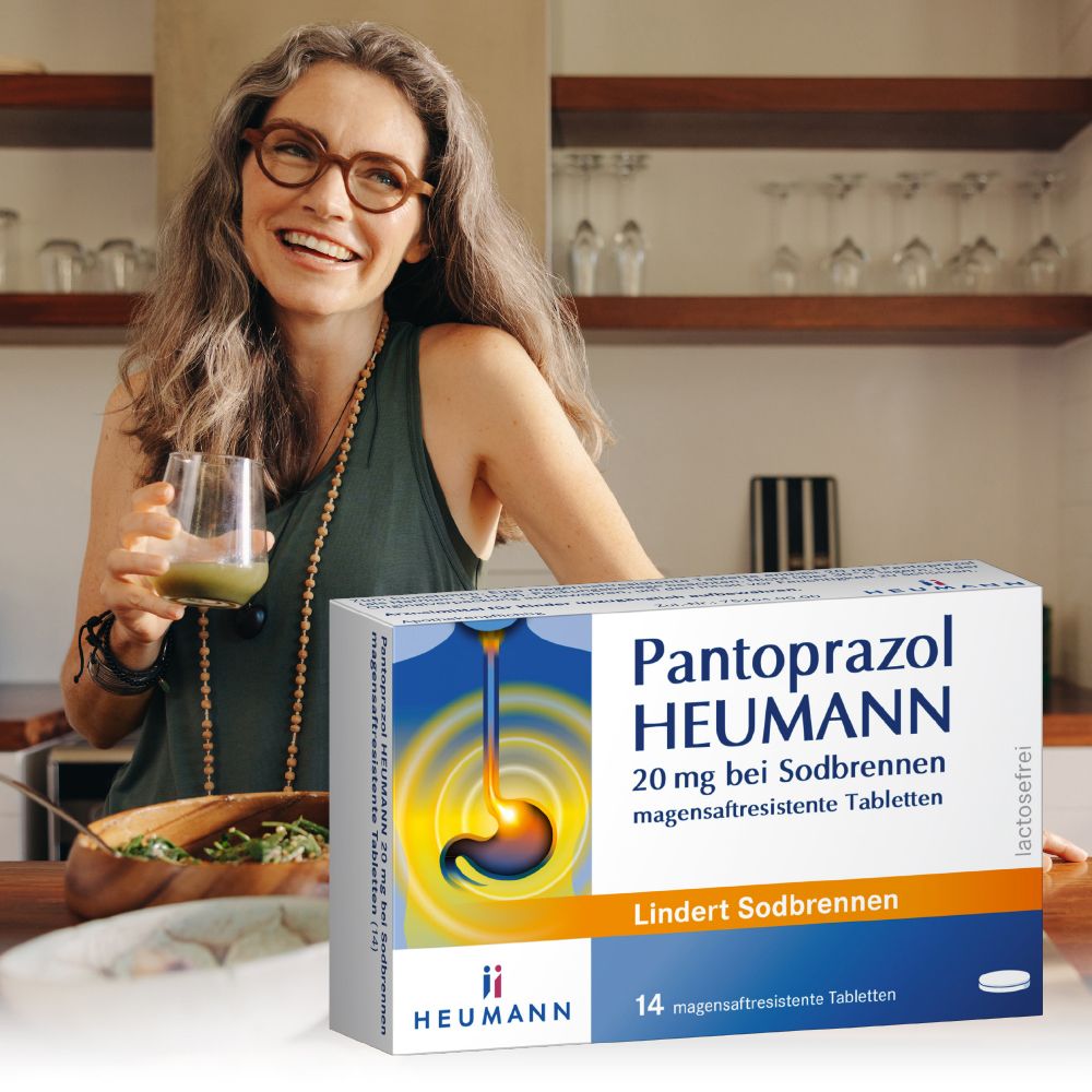 Frau mit Brille hält Glas. Packung Pantoprazol Heumann 20 mg. 14 magensaftresistente Tabletten. Lactosefrei.