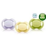 Drei Schnuller in Lila, Gelb und Grün. Mit ovalem Sauger und zwei Öffnungen. BPA-frei.