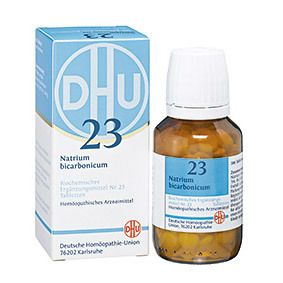 Blau-weiße Schachtel und braune Flasche mit Tabletten. Aufschrift: DHU 23 Natrium bicarbonicum D12. Homöopathisches Arzneimittel.