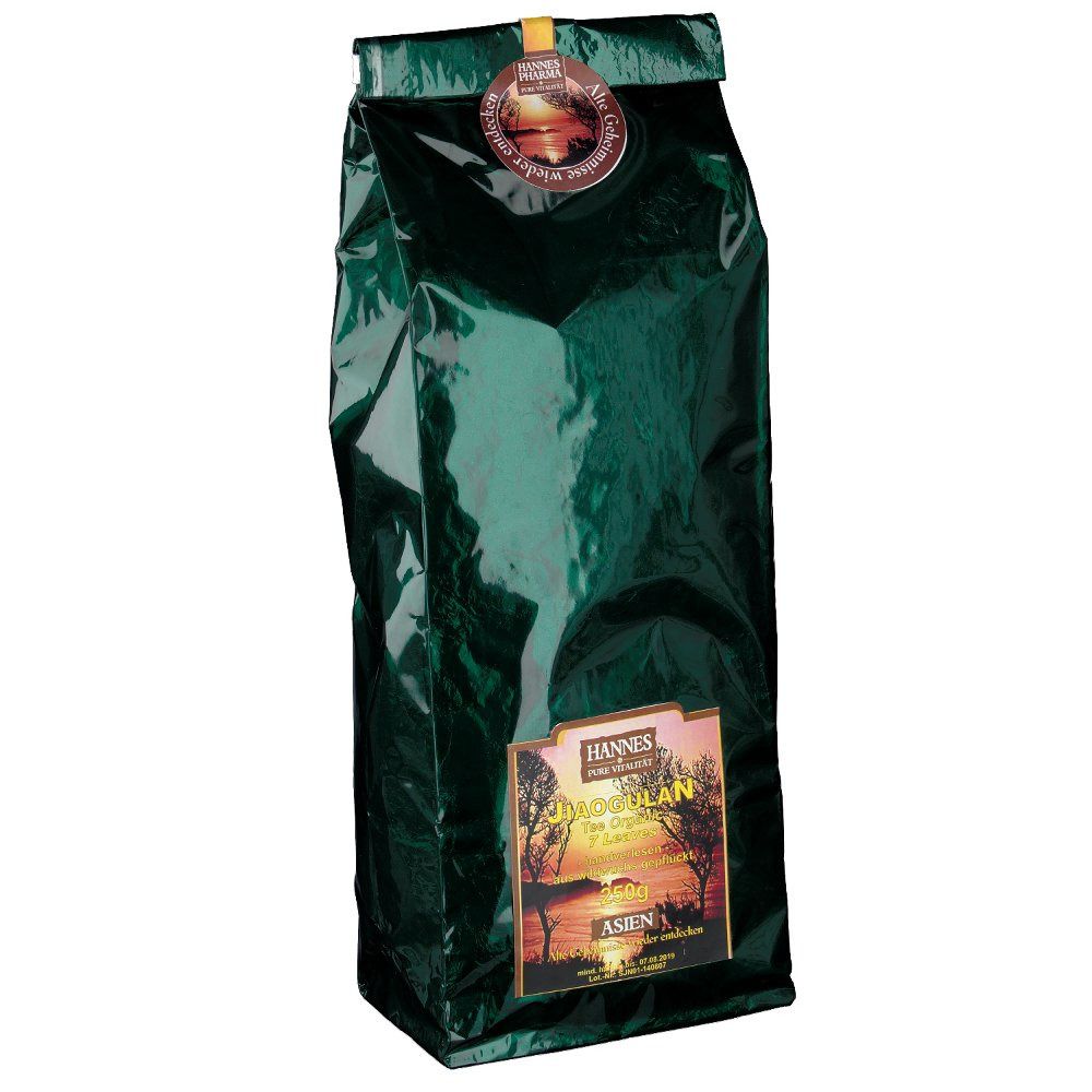 Grüne, glänzende Verpackung. Aufdruck mit Landschaftsmotiv und Schriftzug "Jiaogulan Tee organic". Siegel mit Logo.