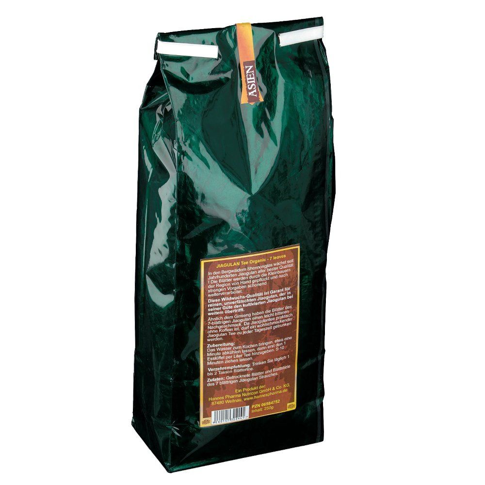 Grüne, glänzende Verpackung, Rückseite. Text und Logo auf braunem Etikett. Aufdruck "Jiaogulan Tee organic".